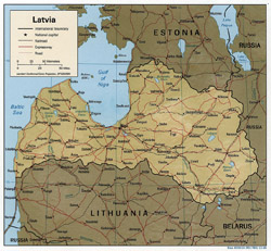 Политическая карта Латвии с рельефом, дорогами и городами.