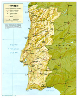 Политико-административная карта Португалии с рельефом, дорогами и городами.