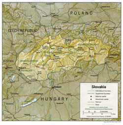 Политическая и административная карта Словакии с рельефом, дорогами и городами.